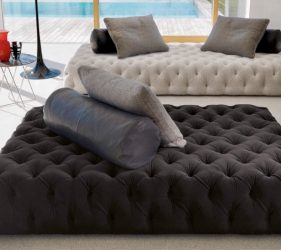 due divani di design trapuntati e imbottiti crema e marrone