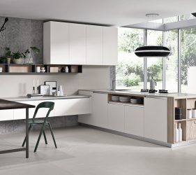 cucina moderna classica con isola e armadi bianchi, dettagli in legno. Tutto illuminato da una finestra da cui entra la luce