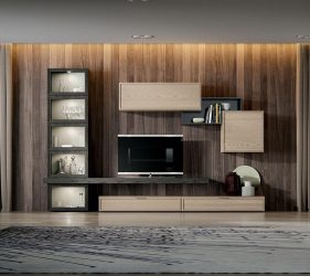 salotto rustico moderno in legno con angolo tv e armadi e scaffali di varie forme e dimensioni, davanti un tappetto che occupa lo spazio dell'interno ambiente