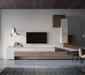 salotto moderno in legno con poltrona di design e arredo di varie forme, colori neutri bianco e beige