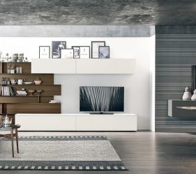 salotto contemporaneo arredato con dettagli in legno dominato da colori bianco e marrone, si intravede anche una parte del tavolo da pranzo in vetro