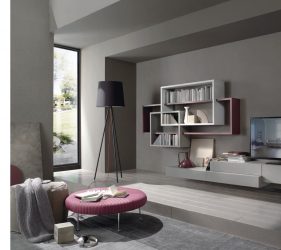 salotto moderno grigio con dettagli bordeaux con angolo tv, divano e pouff con lampada