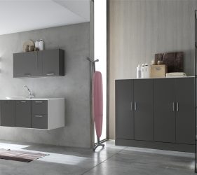 bagno moderno con armadietti di legno e stendino dei panni, ambiente semplice e minimal