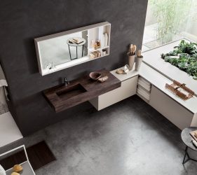 bagno visto dall'alto moderno ed elegante con dettagli in legno, di colore nero e bianco con arredo semplice ma sofisticato