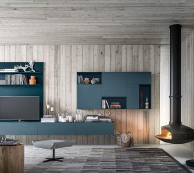 soggiorno moderno e sofisticato con arredamento blu e grigio con mensole tv e camino