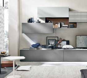 soggiorno moderno arredato con pouf e tavolini di design e angolo armadio contenente tv