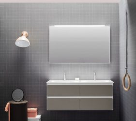 mobile arredo bagno grigio con lavandino e lampade