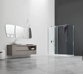 bagno moderno e minimal con lavandino e specchio di design e doccia in vetro a vista, ambiente nero e bianco