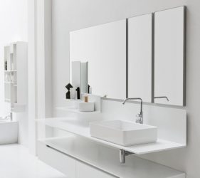 bagno bianco con focus su lavandino e specchi elegante e minimal