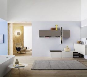arredobagno moderno e sofisticato con vasca da bagno e mensole