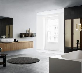 arredobagno moderno ed elegante, colori neutri nero e bianco con dettagli oro e legno. lavandino e vasca da bagno