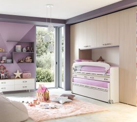 cameretta per bambini con letto a castello in legno lilla e beige