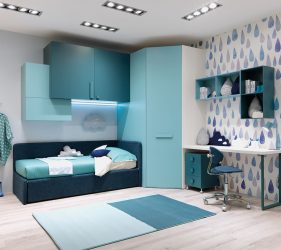 cameretta per bambini su misura di colore blu e azzurro con angolo studio e parete bianca con disegnate delle gocce blu che richiamano l'arredo moderno