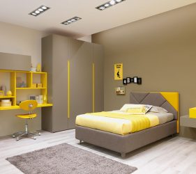 camera da letto moderna gialla e girgia con angolo studio con sedia e scrivania e armadio ad ante