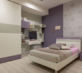 camera da letto bianca e lilla moderna con angolo studio e scaffali su misura intagliati