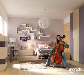 Cameretta moderna con letto imbottito, libreria a parete e armadio bicolore mentre una ragazza suona il violoncello per camerette su misura Reggio Emilia
