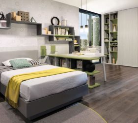 camera da letto matrimoniale con scrivania e comodino arredata con colori grigio e verde