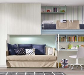cameretta per bambini con letto a castello con scalette e angolo studio color crema e azzurro