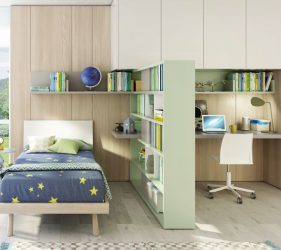 cameretta bimbi in legno con libreria a vista e angolo studio