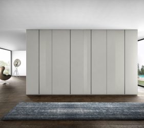 armadio bianco di design ad ante in una stanza moderna e minimal