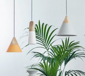lampadine di design appese al soffitto in ambiente moderno