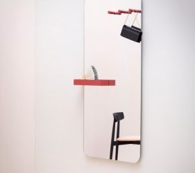 complemento d'arredo appeso alla parete che funge da specchio e attaccapanni