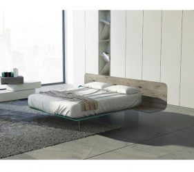 letto di design in legno chiaro in una stanza moderna e minimal bianca circondata da armadi bianchi a muro