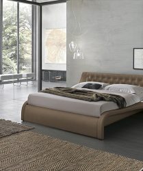 camera da letto su misura con letto marrone con comodino incorporato e colori dominanti beige e grigio