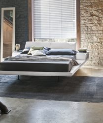 letto elegante e sospeso bianco in un ambiente in stile industrile e rustico con dettagli in legno