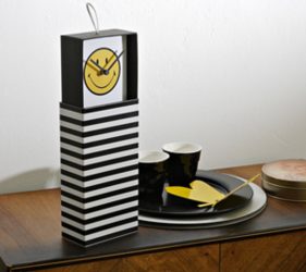 complemento d'arredo di design a forma di orologio con un smile giallo