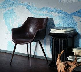 sedia in pelle di design in ambiente in stile popup con altri complementi d'arredo