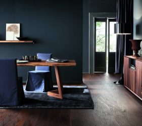 soggiorno contemporaneo con dettagli in legno, tavolo di design e sedie, in ambiente rustico con pareti blu