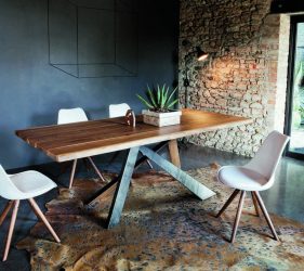 ambiente rustico contemporaneo con tavolo in legno e ferro con sedie abbinate