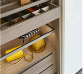 interno di un armadio da cucina in legno e ferro con cassetti di varie dimensioni