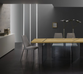 salotto moderno grigio con tavolo da pranzo di design in legno e vetro e sedie abbinate