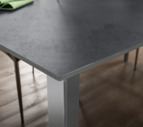 angolo di un tavolo grigio di design