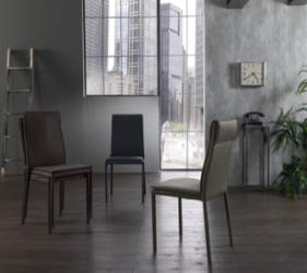 sedie di design in mezzo ad una stanza moderna in stile insustriale, dominata da colori grigio e nero che si affaccia sui palazzi