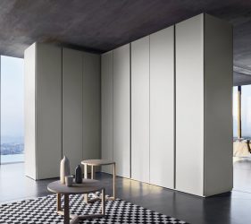 armadio di design altezza muro ad ante in un ambiente elegante