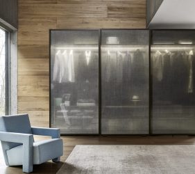 armadio di design in una camera da letto moderna con vestiti a vista