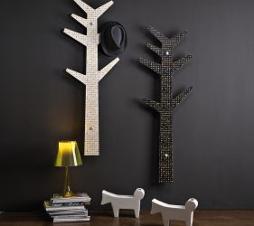 appendiabiti di design a forma di albero bianchi e neri con altri complementi d'arredo a forma di cane