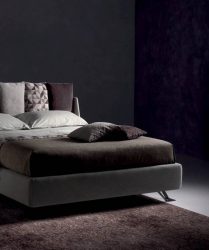 letto Bside moderno in una stanza buia colore grigio e borgogna