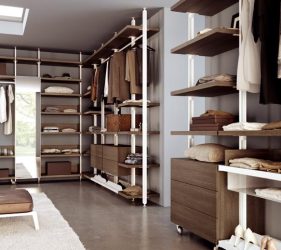 cabina armadio di legno con vestiti a vista murata
