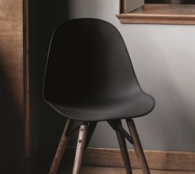 sedia di design in legno nera
